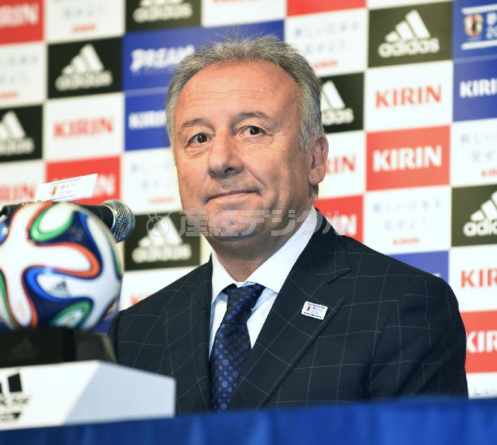 Ｗ杯日本代表選手の発表記者会見に臨むアルベルト・ザッケローニ監督。「この選手たちを信じている。成功しか考えない」と言い切った＝２０１４年５月１２日、東京都内のホテル（共同）