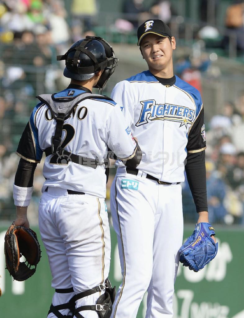 プロ初完封勝利を挙げ、大野奨太捕手と握手する日本ハム・大谷翔平＝２０１４年５月１３日、北海道函館市（共同）