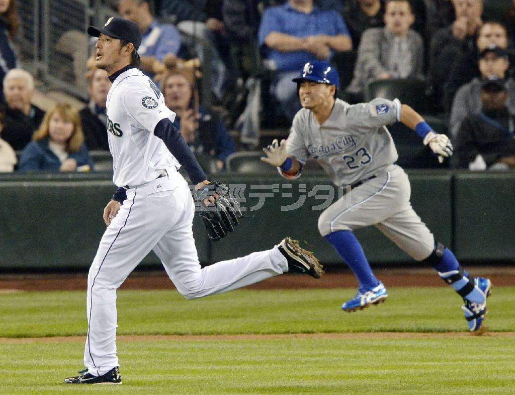 ロイヤルズの青木宣親（のりちか）を二ゴロに打ち取ったマリナーズ岩隈久志＝２０１４年５月８日、米ワシントン州シアトル（共同）