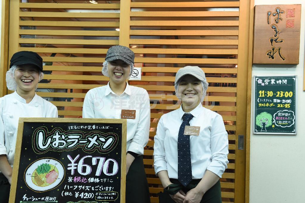 「麺処はるにれ」で働く若者たち＝２０１４年５月４日、東京都品川区（山下元気撮影）