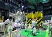 福島第１原発４号機の原子炉建屋。燃料貯蔵プールから燃料棒を取り出す作業が続く＝４月１５日