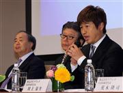 ＫＡＤＯＫＡＷＡ、ドワンゴ経営統合記者会見に臨む（左から）ＫＡＤＯＫＡＷＡの角川歴彦会長、佐藤辰男相談役、ドワンゴの川上量生会長＝１４日午後、東京都中央区（宮崎裕士撮影）