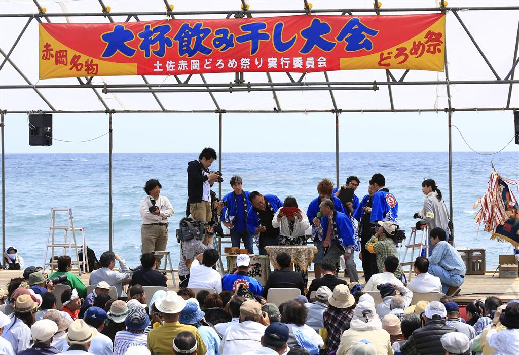 望遠のズームレンズでお祭りの看板や優勝旗を入れたカット＝２０１４年４月２７日、高知県香南市（須藤夕子さん撮影）
