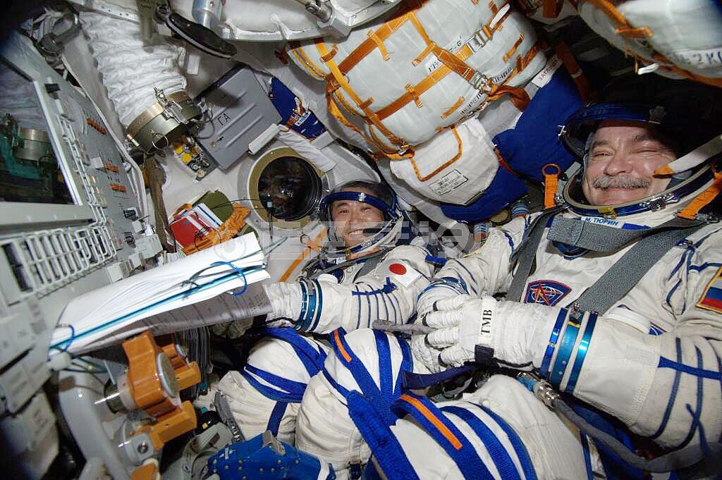 帰還を前にロシアの宇宙船ソユーズで飛行服のチェックをする若田光一さん（左）＝２０１４年（若田光一さんのツイッターから、共同）