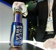 大塚製薬が参画するプロジェクトで月に送り届けるタイムカプセル＝１５日、東京都墨田区