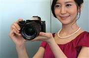 ソニーが発売するミラーレスデジタル一眼カメラ「α７ｓ」＝１６日、東京都港区