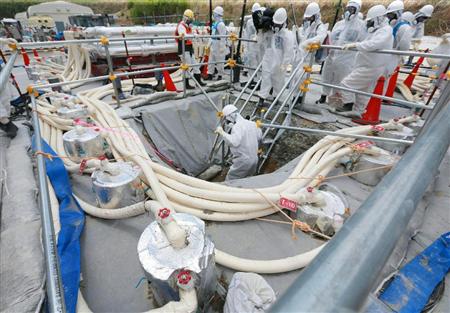 公開された凍土遮水壁の実証試験で、地中に１メートル間隔で埋められた凍土壁をつくる凍結管（円筒状の物体）＝１６日、東京電力福島第１原発（代表撮影）