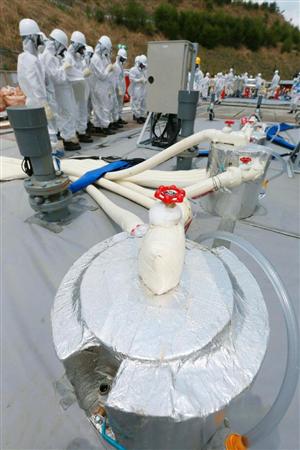 凍土遮水壁の実証試験で、地中に埋められた凍土壁をつくる凍結管＝１６日、東京電力福島第１原発（代表撮影）