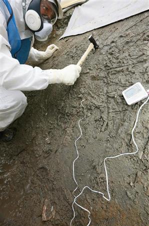凍土遮水壁の実証試験で、凍結の状態を確かめるために掘り出された凍土壁＝１６日、東京電力福島第１原発（代表撮影）