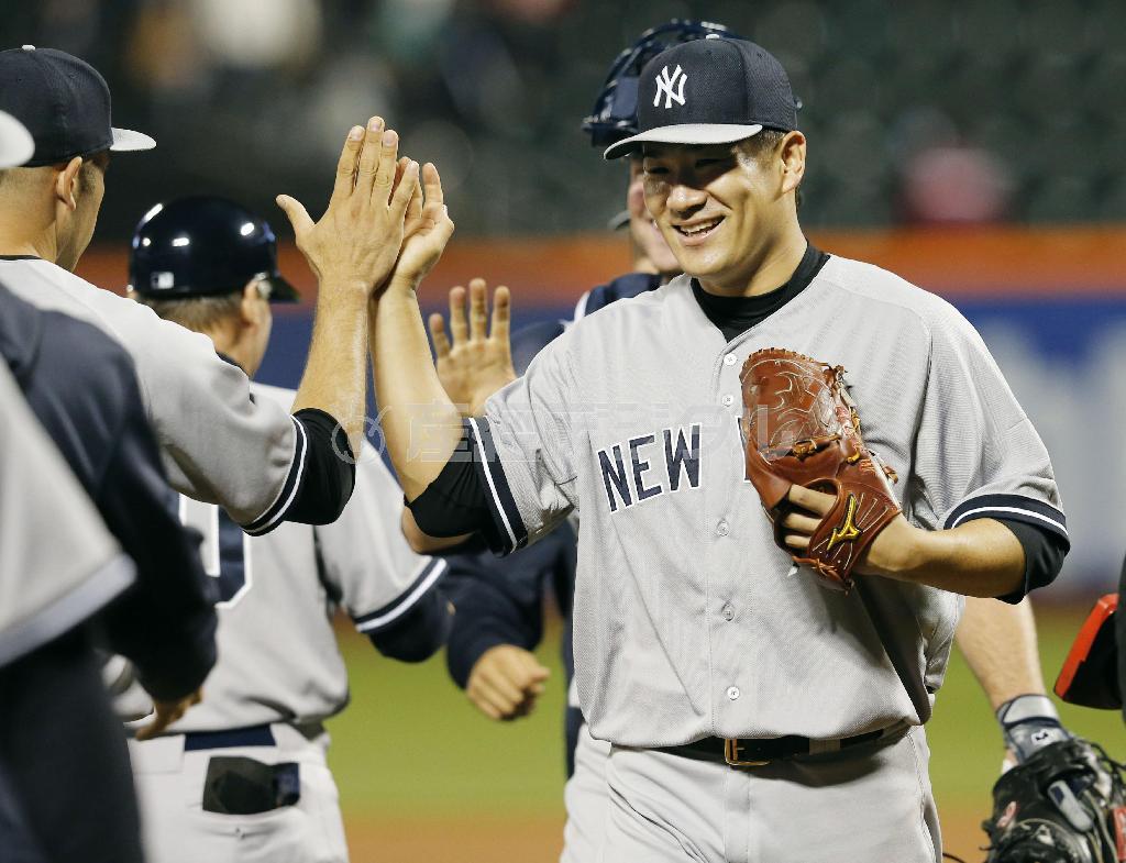 メッツ戦でメジャー初完封をし、笑顔でチームメートとタッチするヤンキース・田中将大（まさひろ）＝２０１４年１１月１６日、米ニューヨーク（共同）