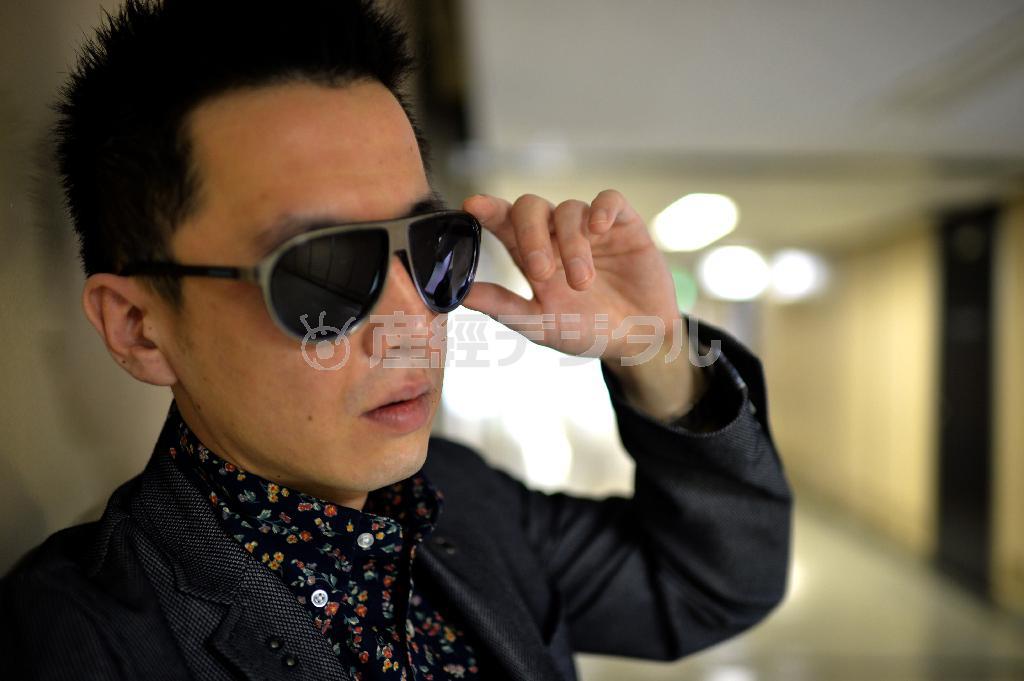 サングラスがトレードマークの中島央（ひろし）監督の次の構想は、刑事ドラマのコメディー＝２０１４年４月２４日、東京都港区新橋（原田史郎撮影）