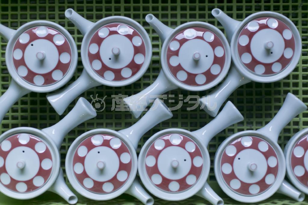 出荷を待つ朱色の水玉模様の急須。飽きの来ないデザインと使いやすさを兼ね備えており、「用の美」を感じさせる＝２０１３年１２月１８日、佐賀県嬉野市・吉田地区（中島光行さん撮影）