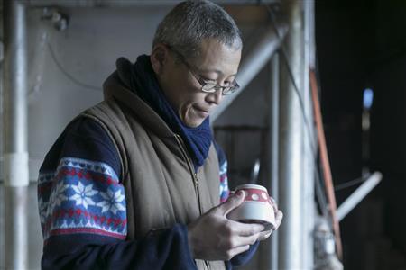 肥前吉田焼の水玉食器を手がける副島謙一さん。日本中で使われてきた水玉食器の生産を現在でも続けるたった一人の職人だ＝２０１３年１２月１８日、佐賀県嬉野市・吉田地区（中島光行さん撮影）