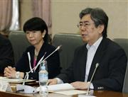 政府税制調査会の総会で、あいさつする中里実会長。左は大田弘子座長＝１６日午前、財務省