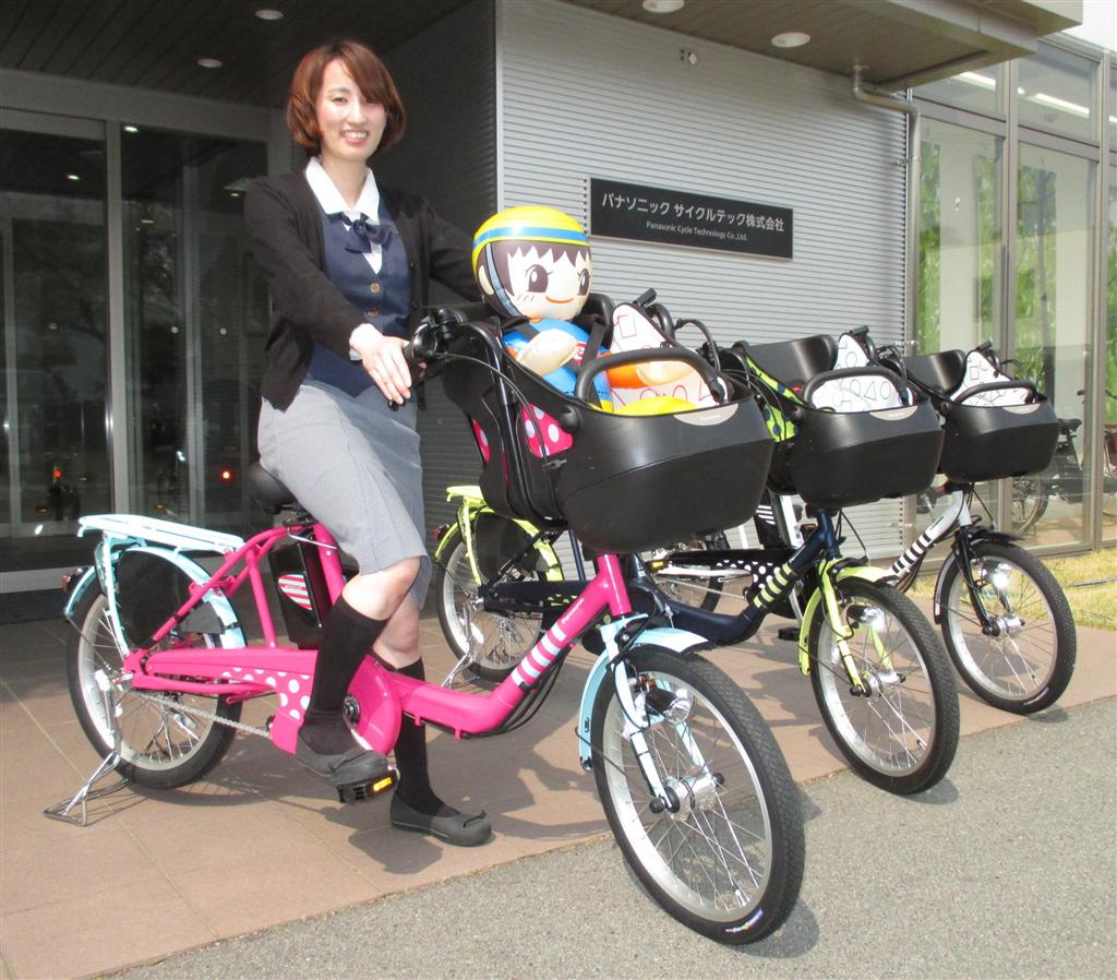 ファッションブランドとコラボしたパナソニックの３人乗り対応の電動アシスト自転車＝大阪府柏原市
