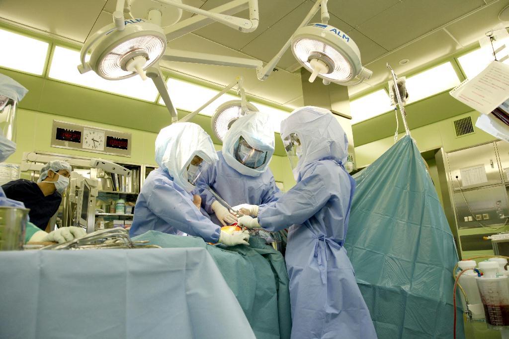 人工関節の手術は無菌状態が不可欠なため、宇宙服のような防護服を着て行われる＝大阪府泉佐野市のりんくう総合医療センター