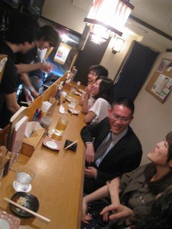 学生居酒屋「あるばか」の店内＝２０１３（平成２５）年５月１２日、東京都港区新橋（５大学合同＿有志学生記者提供）