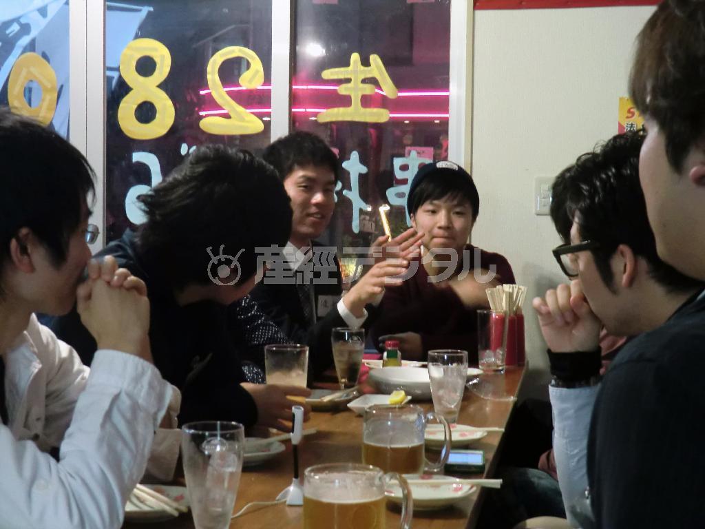 学生居酒屋「酒笑（さかわ）＿松原団地店」の店内＝２０１２（平成２４）年１２月１６日、埼玉県草加市（５大学合同＿有志学生記者撮影）