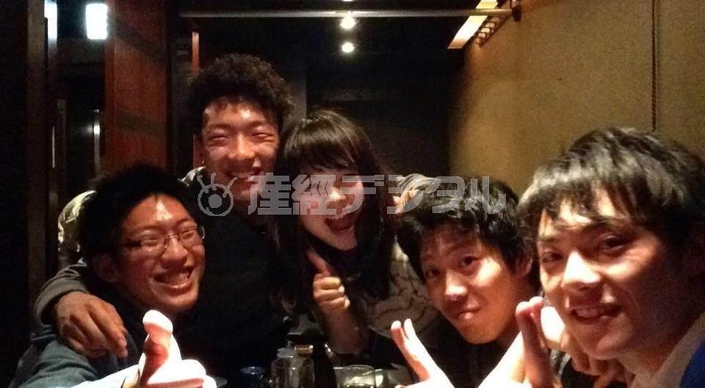 学生居酒屋「酒笑（さかわ）＿松原団地店」でフォーラムを開催した学生記者メンバー＝２０１４（平成２６）年（５大学合同＿有志学生記者撮影）