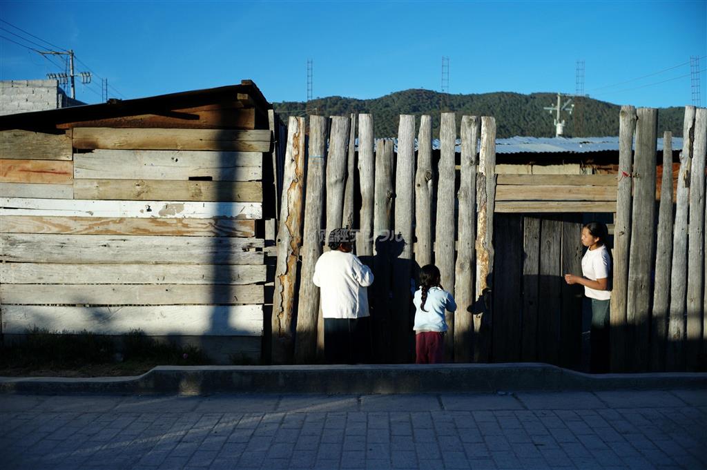 丸太や板を組み合わせた簡素な住居が多い＝２０１２年１２月１５日、メキシコ・チアパス州サン・クリストバル・デ・ラス・カサス（緑川真実さん撮影）