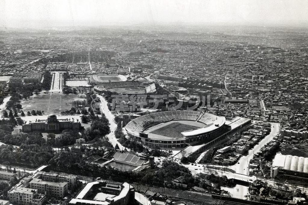 完成後まもない国立競技場（手前）＝１９５９年１月３１日、東京都新宿区（共同）