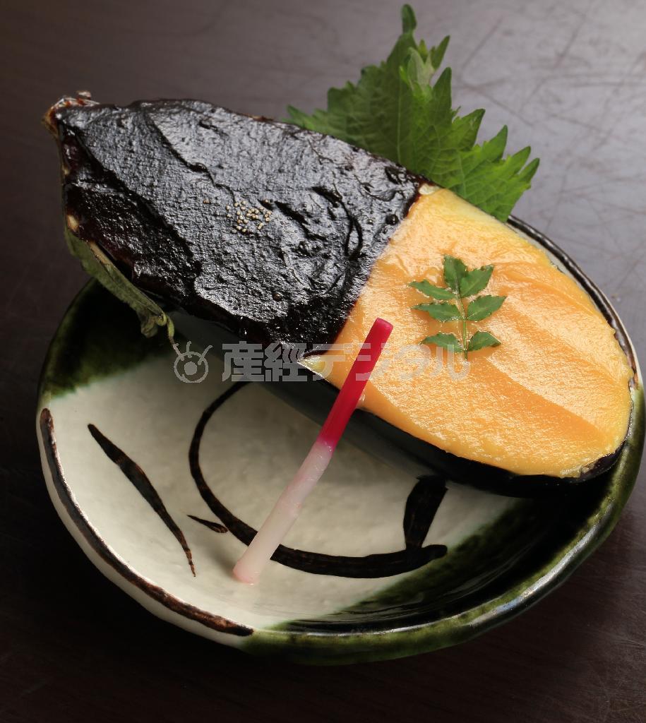 ２色の味噌で変化をつけた「なすの田楽」（６５０円）。味噌の香ばしさと熱々なすの相性が抜群