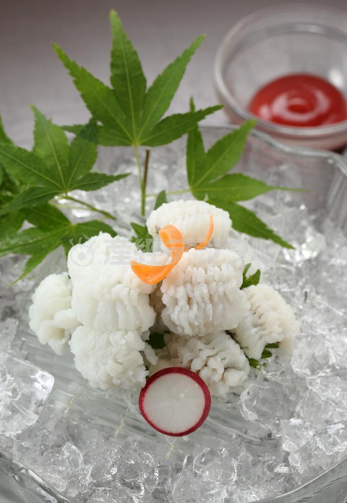 ハモを湯引きした「はもおとし」（１９２０円）。梅肉でも、わさびじょうゆでもお好みで