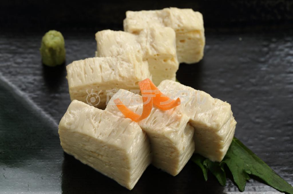 大豆のやさしい香りとほんのりした甘さが味わえる「ゆばさしみ」（７５０円）