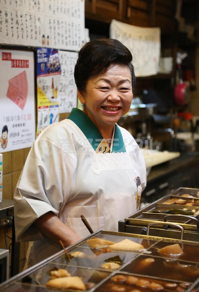 女将の柴田京子さん。柴田さんとの会話を楽しみたいと、カウンター席はいつも満席。もちろん初めてでもこの笑顔で歓迎してくれる＝２０１４年５月９日、京都市中京区（恵守乾撮影）