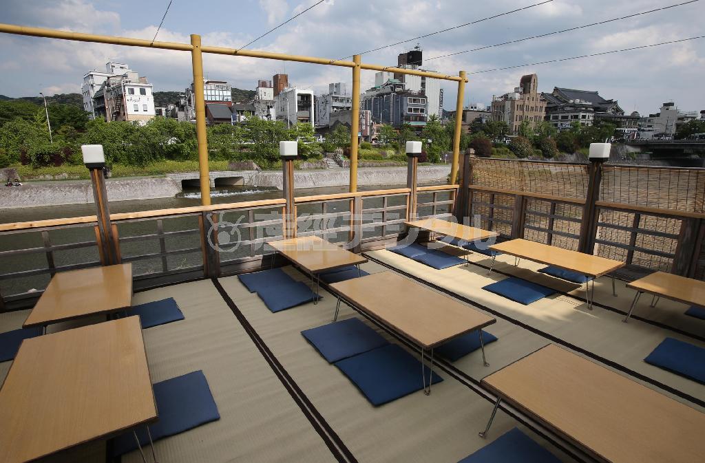 ５～９月限定の床席。ＴＶドラマ「半沢直樹」で、半沢、渡真利、近藤の同期３人が酒を酌み交わすシーンがここで撮影された＝２０１４年５月９日、京都市中京区（恵守乾撮影）