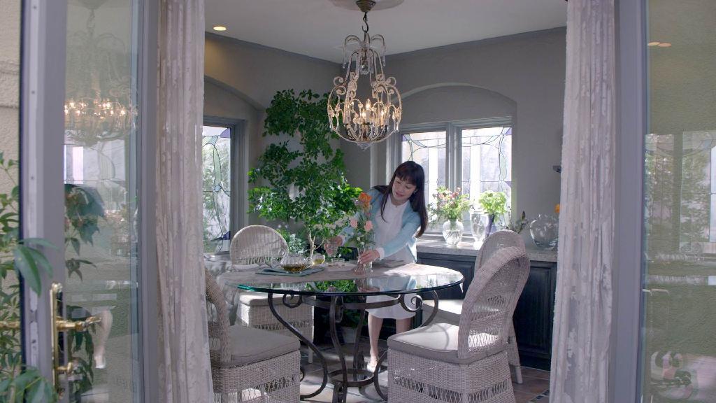 三井ホームが、女優の菅野美穂さんを新イメージキャラクターに起用したテレビＣＭの１コマ。オーダーメイドの住宅の中で気持ちよさそうに過ごす菅野さんの姿が描かれている（三井ホーム提供）