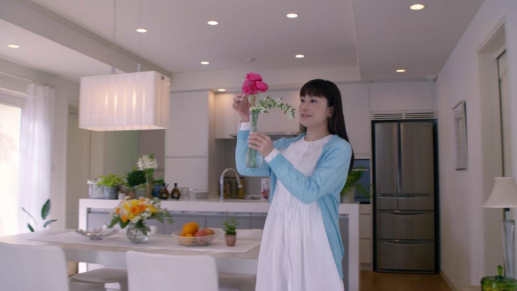 三井ホームが、女優の菅野美穂さんを新イメージキャラクターに起用したテレビＣＭの１コマ。オーダーメイドの住宅の中で気持ちよさそうに過ごす菅野さんの姿が描かれている（三井ホーム提供）