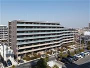 長谷工が事業協力者として推進して建て替えられた分譲マンション「ブランシエラ市川行徳」＝千葉県市川市