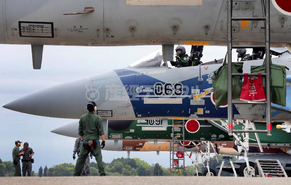 上空での空中格闘訓練を終え基地に戻った飛行教導隊の主力戦闘機Ｆ－１５（通称・イーグル）＝２０１４年４月２１日、宮崎県児湯郡新富町の航空自衛隊新田原基地（鈴木健児撮影）