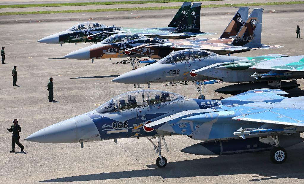 訓練に向かう飛行教導隊の主力戦闘機Ｆ－１５（通称・イーグル）。機体には敵機を意味する迷彩塗装が施されている＝２０１４年４月２１日、宮崎県児湯郡新富町の航空自衛隊新田原基地（鈴木健児撮影）