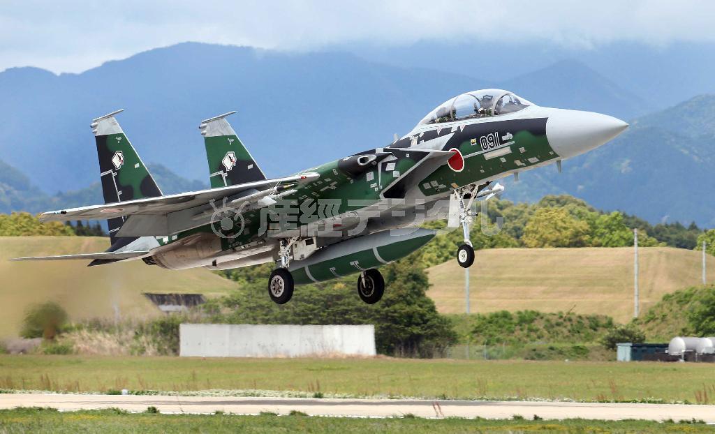 新田原（にゅうたばる）基地を飛び立つ迷彩塗装された飛行教導隊の主力戦闘機Ｆ－１５（通称・イーグル）＝２０１４年４月２１日、宮崎県児湯郡新富町の航空自衛隊新田原基地（鈴木健児撮影）