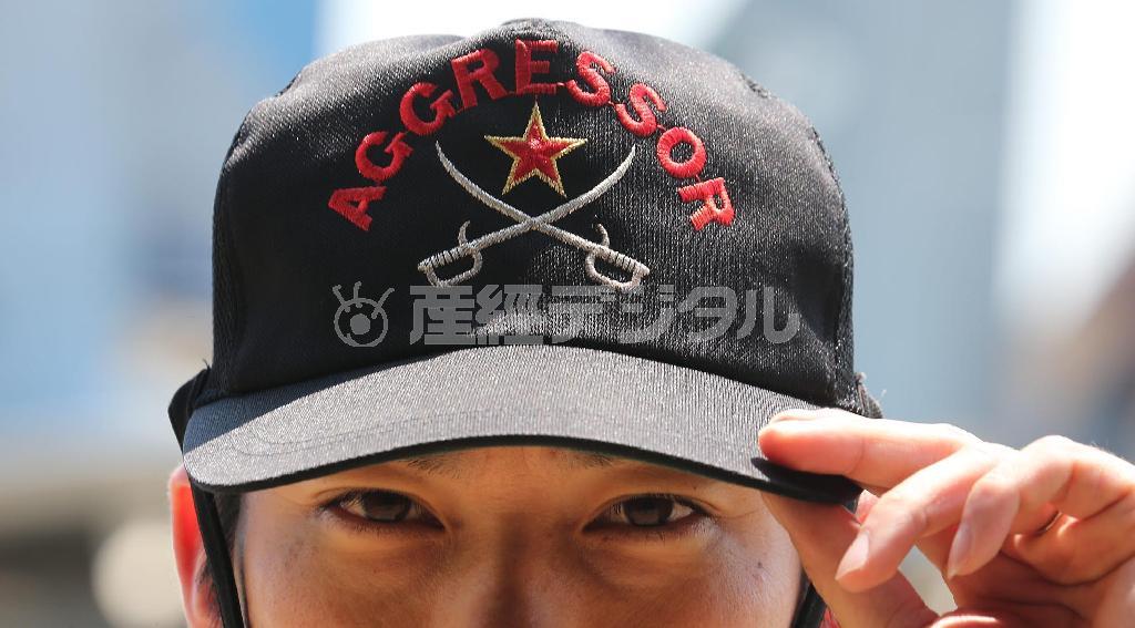 部隊の帽子には赤星の模様も。写真は整備隊の別府洋祐２尉＝２０１４年４月２１日、宮崎県児湯郡新富町の航空自衛隊新田原基地（鈴木健児撮影）