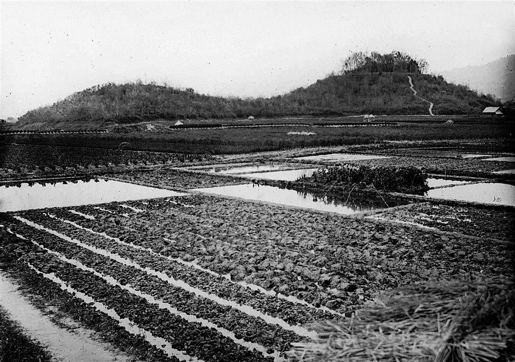 卑弥呼の墓説がある奈良県桜井市の箸墓（はしはか）古墳（３世紀中ごろ～後半）を１８７６年に撮影した写真。墳丘本来の姿が鮮明にとらえられ、日本で最古の古墳写真とされる（宮内庁所蔵）