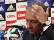 ブラジルＷ杯日本代表の発表会見で頭をかくアルベルト・ザッケローニ監督＝２０１４年５月１２日、東京都港区（大里直也撮影）