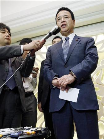 ＴＰＰ交渉の閣僚会合のためシンガポールに到着し、記者の質問に答える甘利明ＴＰＰ担当相＝１８日（共同）