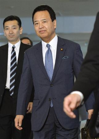 ＴＰＰ交渉の閣僚会合が開かれるシンガポールに出発する甘利明ＴＰＰ担当相＝１８日午前、成田空港