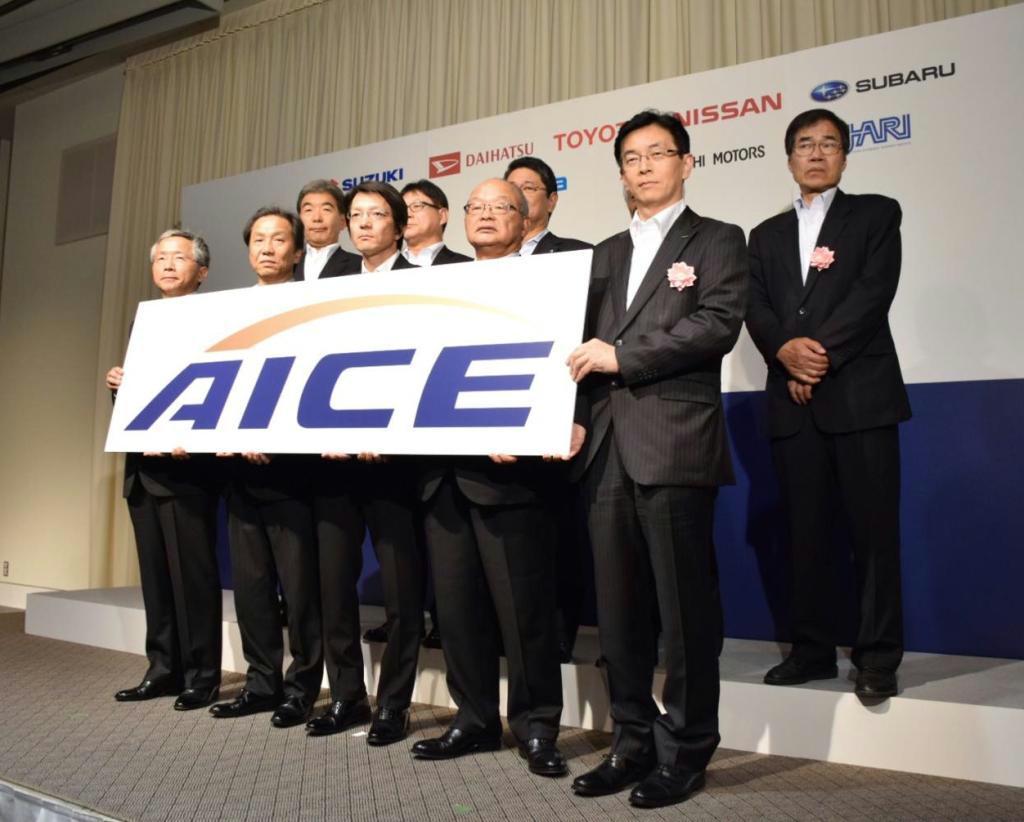 自動車用内燃機関技術研究組合（ＡＩＣＥ）に参加した大津啓司理事長（前列中央）ら自動車大手８社の幹部＝１９日、東京都港区