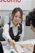 新料金プランについて説明するスタッフ＝東京都品川区西五反田のドコモショップ五反田店