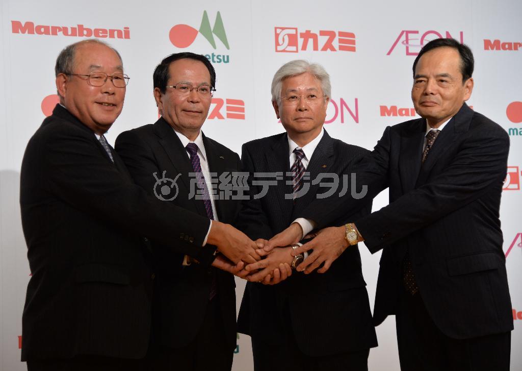 イオンが出資する食品スーパー３社が統合を発表記念撮影に応じる（左から）カスミの小浜裕正会長、マルエツの上田真社長、丸紅の秋吉満副社長、イオンの岡田元也社長＝２０１４年５月１９日午後、東京都千代田区（三尾郁恵撮影）