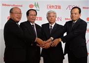 イオンが出資する食品スーパー３社が統合を発表記念撮影に応じる（左から）カスミの小浜裕正会長、マルエツの上田真社長、丸紅の秋吉満副社長、イオンの岡田元也社長＝２０１４年５月１９日午後、東京都千代田区（三尾郁恵撮影）