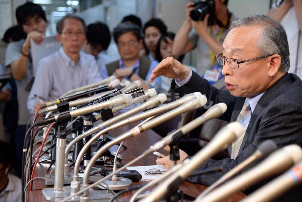 記者会見する佐藤博史弁護士。同席する予定だった片山祐輔被告は姿を見せなかった＝２０１４年５月１９日、東京都千代田区霞が関の司法記者クラブ（鴨川一也撮影）