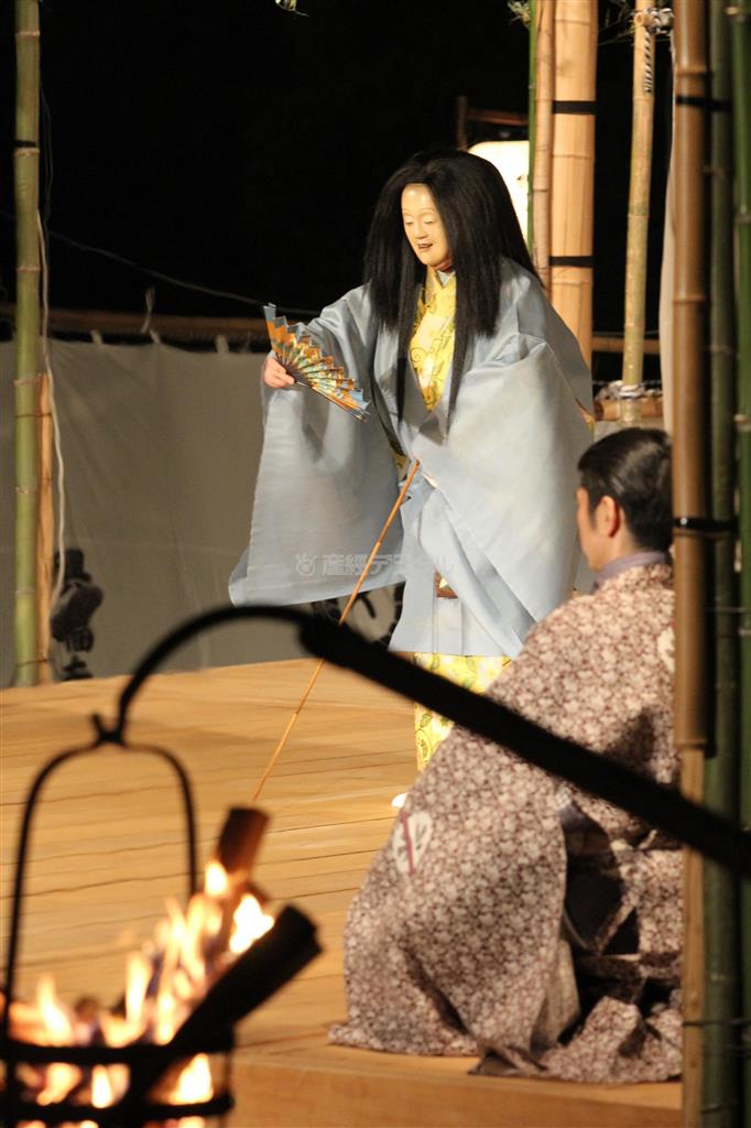 火影ゆらめく幽玄の世界へと誘う「薪御能（たきぎおのう）」。演目は観世流能「弱法師（よろぼし）」。平安時代から南都（奈良）興福寺を舞台に演じられた薪御能が、各地で行われる薪能（たきぎのう）の原型といわれている。篝火（かがりび）は膝くらいの低い位置に置かれていた＝２０１４年５月１７日、奈良県奈良市登大路町の興福寺南大門跡（田中幸美撮影）