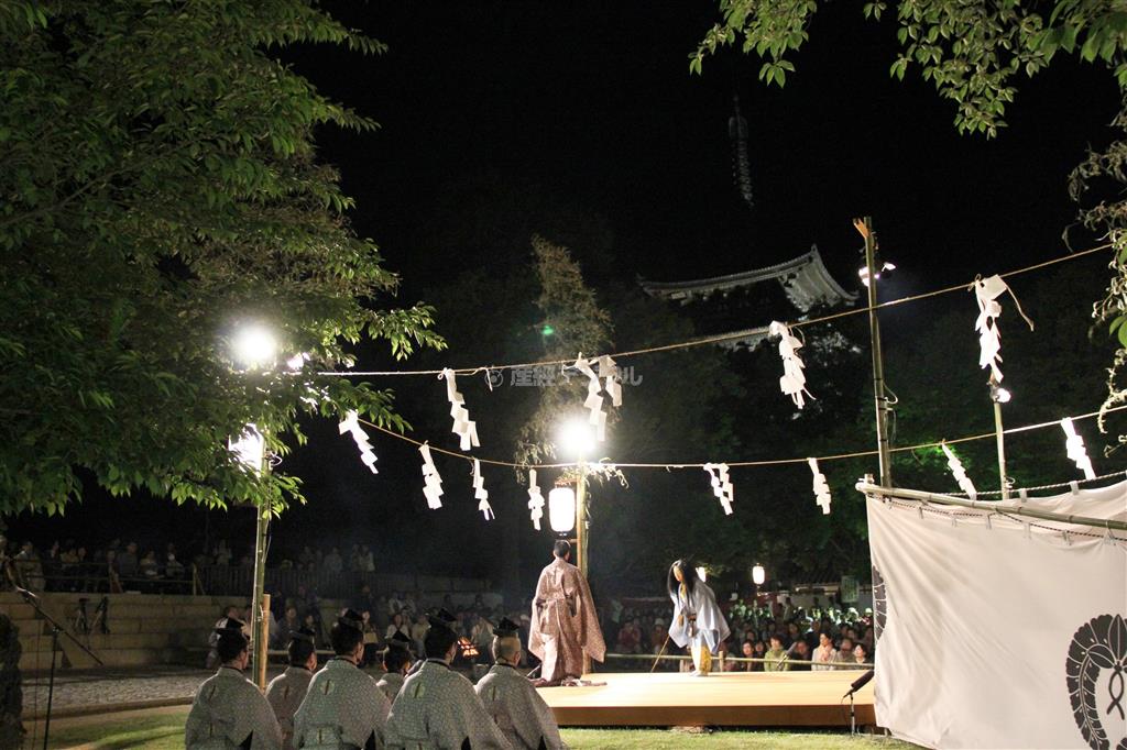 火影ゆらめく幽玄の世界、薪御能（たきぎおのう）。バックには興福寺の五重塔が浮かび上がりいにしえへと誘う＝２０１４年５月１７日、奈良県奈良市登大路町の興福寺南大門跡（田中幸美撮影）