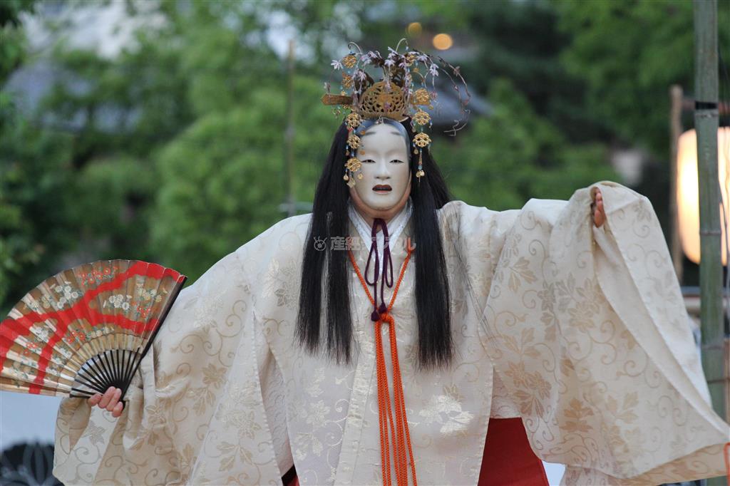 金春流能「葛城（かつらぎ）」。日が暮れると次第にあたりの喧噪も消え、鳥のさえずりや風の音、鐘の音がさらに幽玄の世界を引き立てる＝２０１４年５月１７日夜、奈良県奈良市登大路町の興福寺（田中幸美撮影）