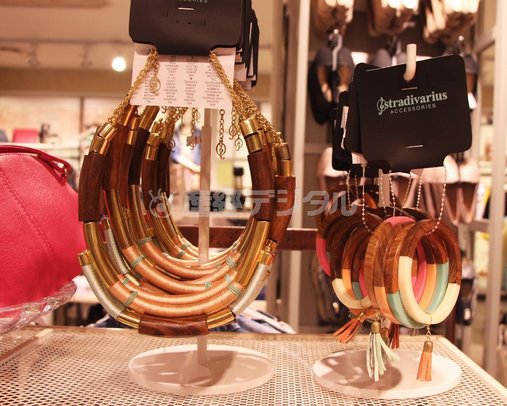 ナチュラルテイストのチョーカー（２２５０円）とブレスレット（４本組で１４５０円）＝２０１４年５月９日、千葉県船橋市